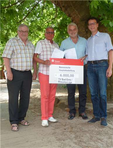 Das Foto zeigt von rechts nach links den Vorsitzenden des Stiftungsrates der Nassauischen Hospitalbadstiftung, Pfarrer Armin Sturm, den 1. Vorsitzenden des TV 1861 Bad Ems e.V. Birk Utermark, den Vorsitzenden der Rheuma-Liga Bad Ems, Dieter Schweikard und den Geschäftsführer der Stiftung, Wolfgang Schmitt bei der Spendenübergabe. Nass. Hospitalbadstiftung