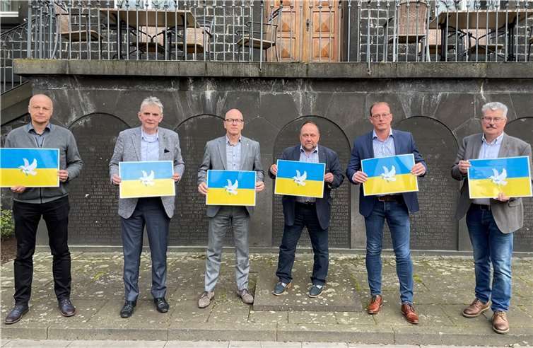 Das Foto zeigt vor dem Mendiger Kriegerdenkmal vlnr: Ortsbürgermeister Thomas Braunstein (Kottenheim), Bürgermeister Claus Peitz (Andernach), Oberbürgermeister Dirk Meid (Mayen), Bürgermeister Alfred Schomisch (Verbandsgemeinde Vordereifel), Bürgermeister Jörg Lempertz (Verbandsgemeinde Mendig), Stadtbürgermeister Hans Peter Ammel (Mendig). Foto: Verbandsgemeinde Mendig