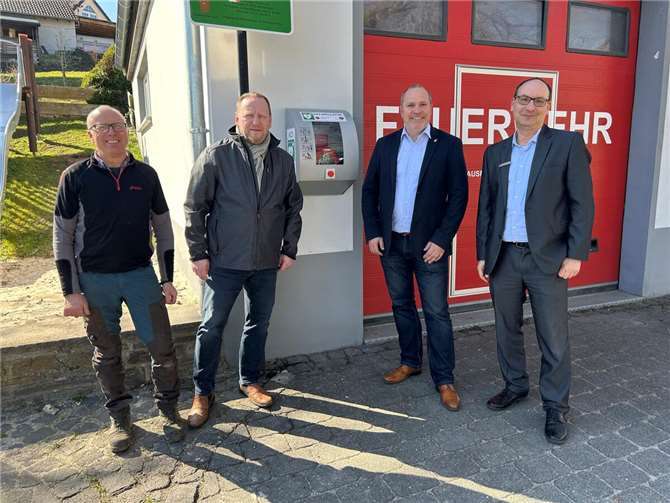 Das Foto zeigt v.r.n.l.: Jürgen Wagner, VR Bank RheinAhrEifel eG, Thomas Hau, Westenergie AG, Thorsten Kabuth, Ortsbürgermeister und Karl Reither, Gemeinderatsmitglied und Gemeindearbeiter.  Foto:Peter Engels, VGV Brohltal