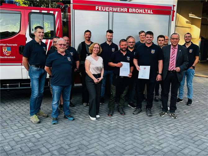 Das Foto zeigt zufriedene Gesichter nach der Wahl von Mario Koridaß als neuer stellvertretender Wehrführer der Freiwilligen Feuerwehr Oberdürenbach. Foto: Judith Müller