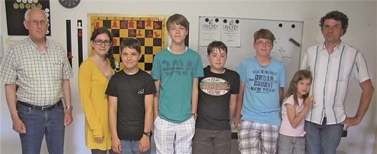 Das Fotos zeigt von links: Jugendleiter Bernd Simon, Jugendsprecherin Kathrin Bast, stellv. Jugendsprecher Aljoscha Böhm, Leon Barz, Nikita Hess, Niklas Roth, Natascha Böhm und den stellv. Vorsitzenden Hans Böhm.