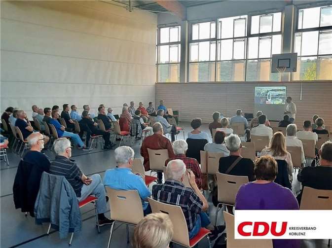 Das Foyer der Legiahalle war bei der Info-Veranstaltung bis zum letzten Platz besetzt. Photovoltaik ist immerhin die preiswerteste Möglichkeit, Strom zu erzeugen. Quelle: CDU Lay