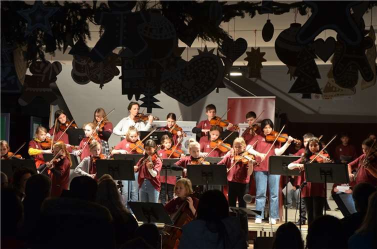 Das Foyer des Rhein-Gymnasiums wurde zum „Konzertsaal“.  Fotos: privat