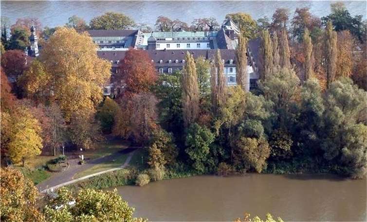 Das Franziskus Gymnasium auf der Insel Nonnenwerth.  Foto: Stadt Remagen