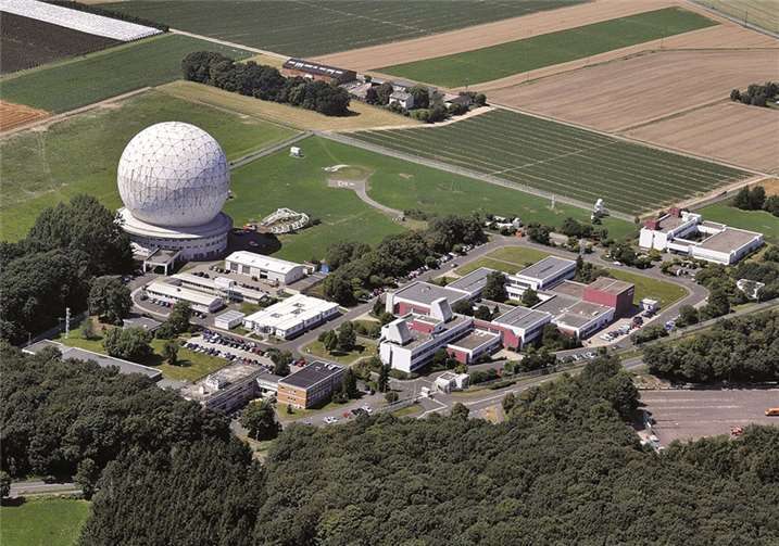 Das Fraunhofer-Institut in Wachtberg ist von weit her durch die Kugel zu sehen, von hier erforschen Wissenschaftler das Weltall.