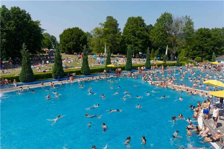 Das Freibad Lahnstein öffnet montags bis freitags um 13 Uhr, am Wochenende ist der Badebeginn um 9.30 Uhr.  Foto: Stadtverwaltung Lahnstein