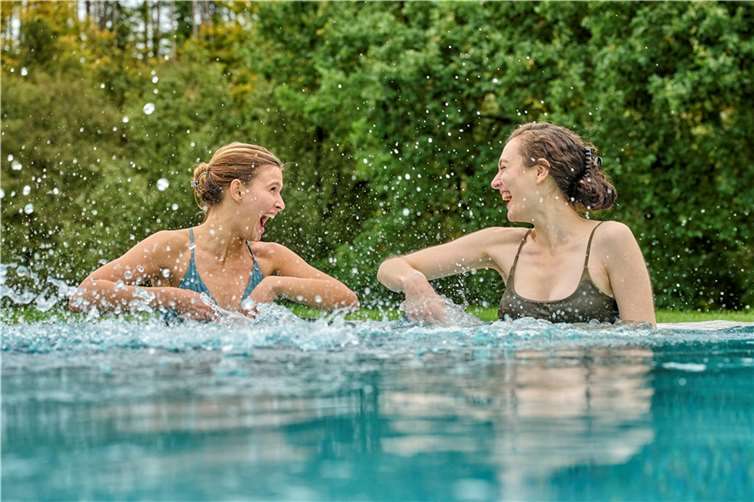 Das Freibad Rengsdorf liegt am Rand des Westerwalds. Umgeben von wunderschöner Natur ist es in den Sommermonaten für Besucher und Urlaubsgäste geöffnet. Foto: Florian Trykowski / Rheinland-Pfalz Tourismus GmbH (CC BY 4.0, https://creativecommons.org/licenses/by/4.0)
