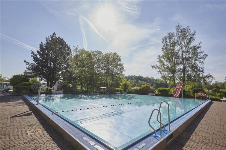 Das Freibad im Mons-Tabor-Bad wartet auf die Badegäste. Ab dem 22. Mai wird das Außenbecken geöffnet. Bis Pfingsten soll das Wetter wieder angenehm warm werden.Foto: VG Montabaur / Olaf Nitz