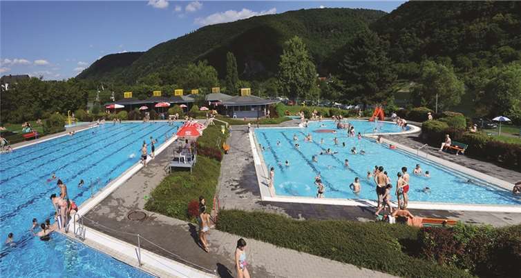 Das Freibad liegt in einer idyllischen Landschaft direkt an der Mosel.