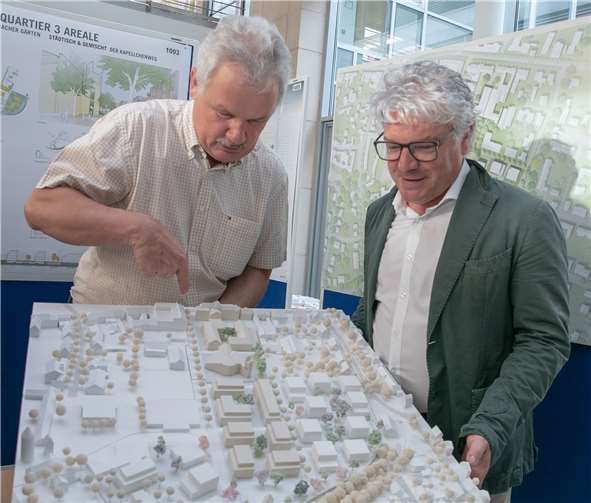 Das Freiraumkonzept sei eine der besonderen Stärken des Siegerentwurfs, erläuterte Architekt Peter Berner (re.) bei der Ausstellungseröffnung im Foyer des Rheinbacher Rathauses.