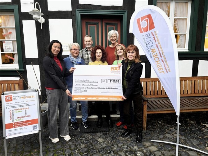 Das Freiwilligenzentrum BLICKWECHSEL (FZB) in Rheinbach freut sich über eine Spende in Höhe von 2.169,92 Euro, überreicht am 26.01.2026 in Form eines symbolischen Schecks durch Kathrin Trompeter, stellvertretende Leiterin des DAK-Servicezentrums Köln-Neumarkt. Foto: privat