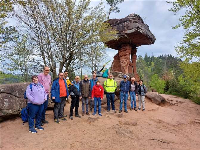 Das Freizeitbüro Franziskaner mobil organisierte in diesem Jahr erstmalig eine viertägige Aktivfreizeit in den Pfälzerwald. Dabei durfte die Wandergruppe auch den imposanten Teufelstisch in Hinterweidental bestaunen. Foto: Veit Schommers