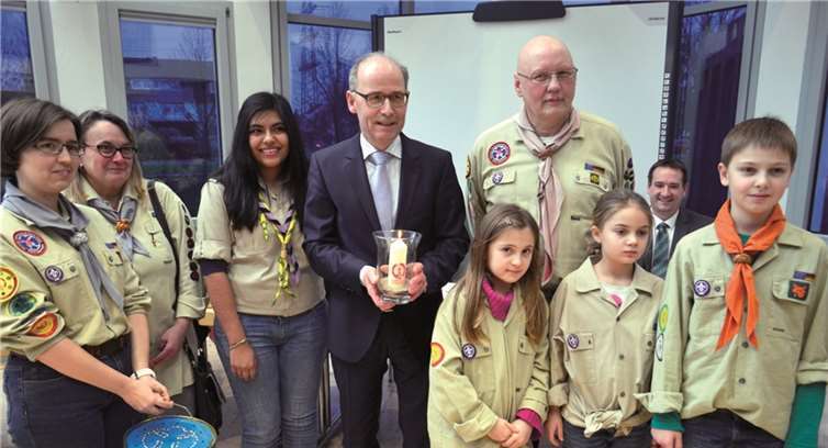 Das Friedenslicht aus Bethlehem überreichten St Georgspfadfinder aus Kaltenengers in der VG Ratssitzung an Bürgermeister Georg Hollmann. HEP