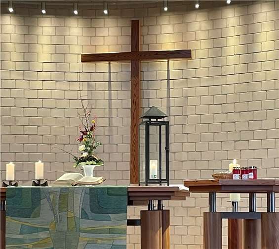 Das Friedenslicht aus der durch Gräueltaten in den ersten Kriegswochen bekannt gewordenen Stadt Bucha bei Kiev leuchtet in Meckenheim. Foto: privat