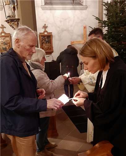 Das Friedenslicht in der kath. Kirche Sankt Kunibert in Heimerzheim wurde weitergetragen.  Fotos: privat