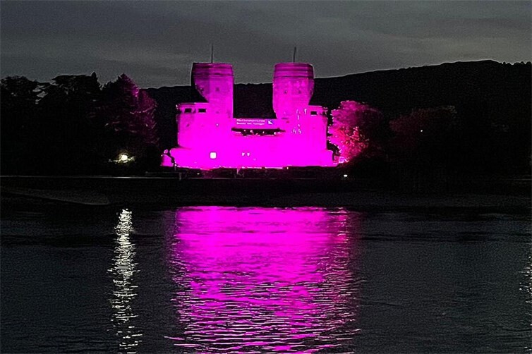 Das Friedensmuseum erstrahlt in Pink