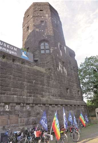 Das Friedensmuseum in den Westtürmen der ehemaligen Ludendorff-Brücke war ein symbolträchtiger Stopp für die „Friedens-Radler“. privat