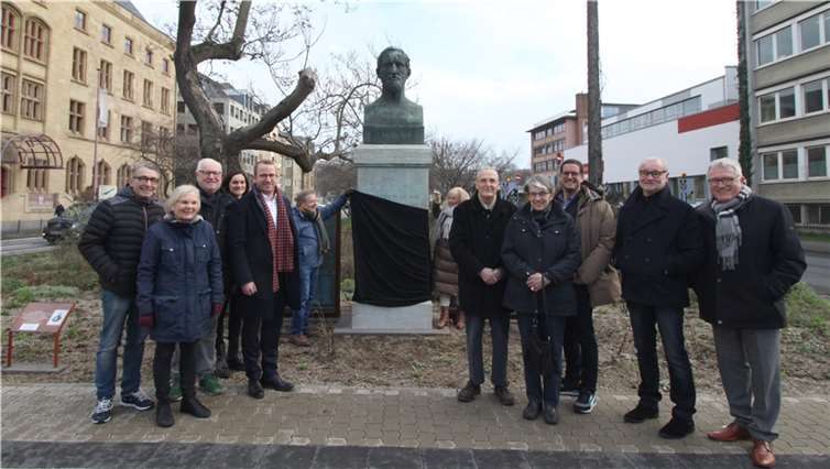 Das Friedrich-Mohr-Denkmal wird im Beisein der Kulturdezernentin, Sponsoren und Vertretern des Kulturausschusses der Stadt symbolisch enthüllt.  Foto: Stadt Koblenz
