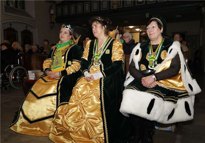 Das Fritzdorfer Dreigestirn Prinzessin Kerry I (Mitte), Jungfrau Heike und Bäuerin Lisa. Prinzessin Kerry I ist selbst Mitglied des Chors.