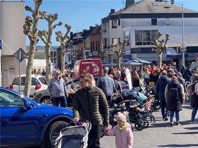 Das Frühlingserwachen mit verkaufsoffenem Sonntag zog wieder zahlreiche Menschen nach Mendig. Fotos: TE