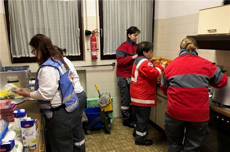Das Frühstück für die Feuerwehreinsatzkräfte wird vorbereitet. Markus Schlosser, DRK Rhens