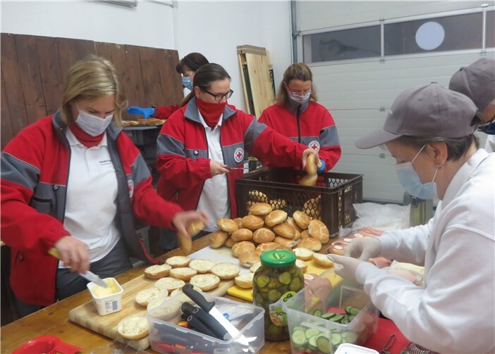 Das Frühstück wird von der Schnelleinsatzgruppe Verpflegung vorbereitet.Foto: Thomas Bergmann, DRK Rhens