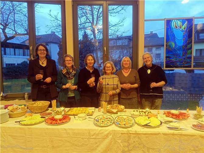 Das Führungsteam des Weltladens stößt auf ein erfolgreiches Jahr 2022 an und blickt motiviert auf das weitere Engagement für einen fairen Welthandel. Foto: privat