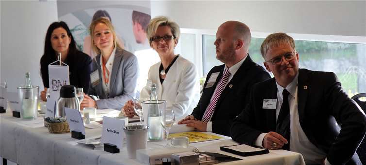 Das Führungsteam (v.l.) Natalie Mais, Christina Rücker, Christine Prager, Oliver Beicht mit Regionaldirektor Peter Blum (rechts)