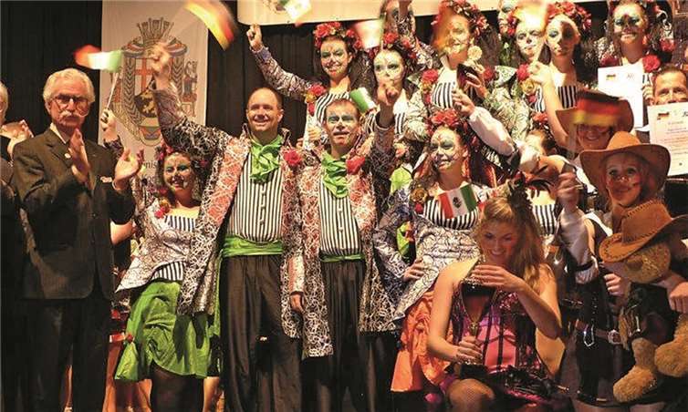 Das Funkencorps Blau-Weiß begeisterte mit seinem Showtanz „Dia de los Muertos“. privat