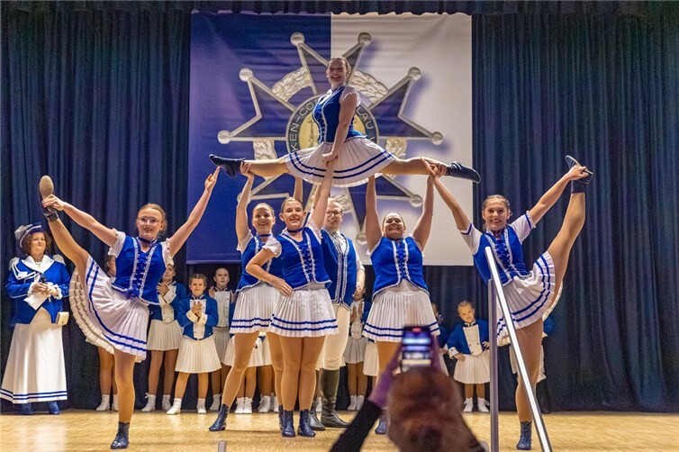 Das Funkencorps Blau-Wiess Linz am Rhein präsentierte den diesjährigen Sessionstanz.