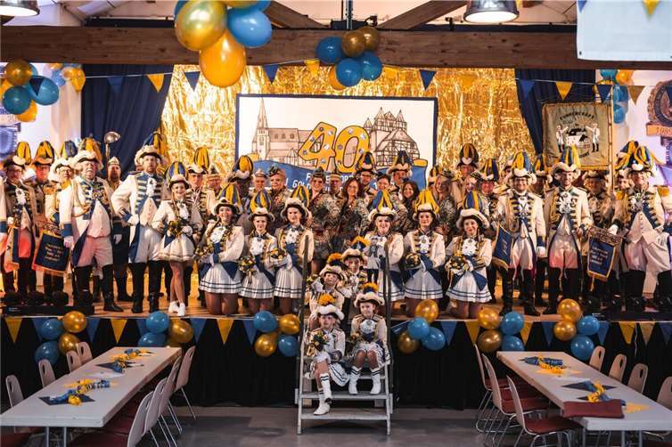 Das Funkencorps präsentiert sich auf der Bühne im festlich geschmückten Leubsdorfer Bürgerhaus.  Fotos: Funkencorps Blau-Gold 1985 Leubsdorf