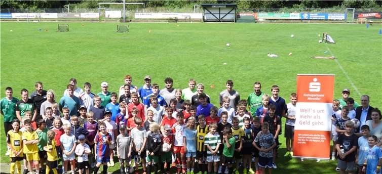 Das Fußballcamp des SV Oberzissen fand großen Anklang.  Foto: KSK