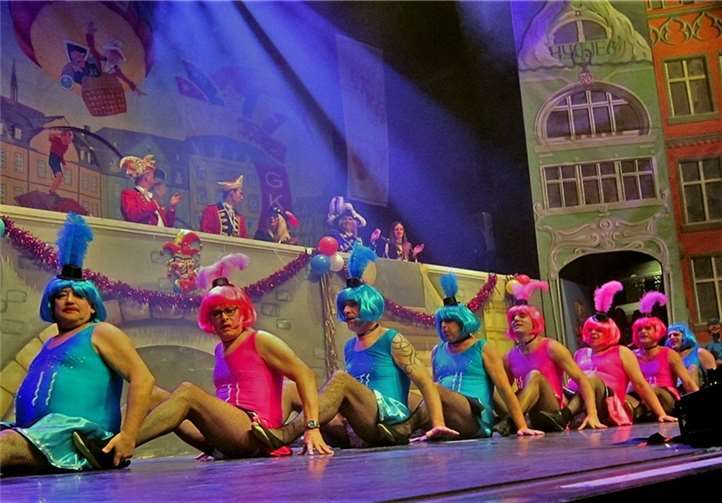 Explodierende Narrenstimmung  Das GKKG Männerballett „Flinke Sohle“ begeisterte die Damen.