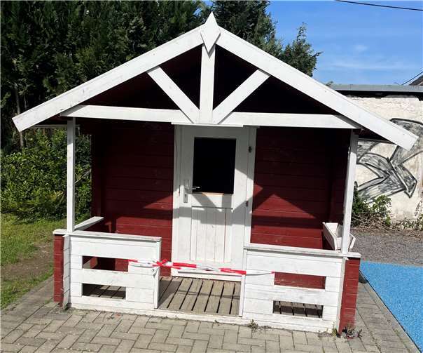 Das Gartenhäusschen der Grundschule Pfarrer-Bechtel in Mendig wurde Opfer von Vandalismus.  Foto: privat