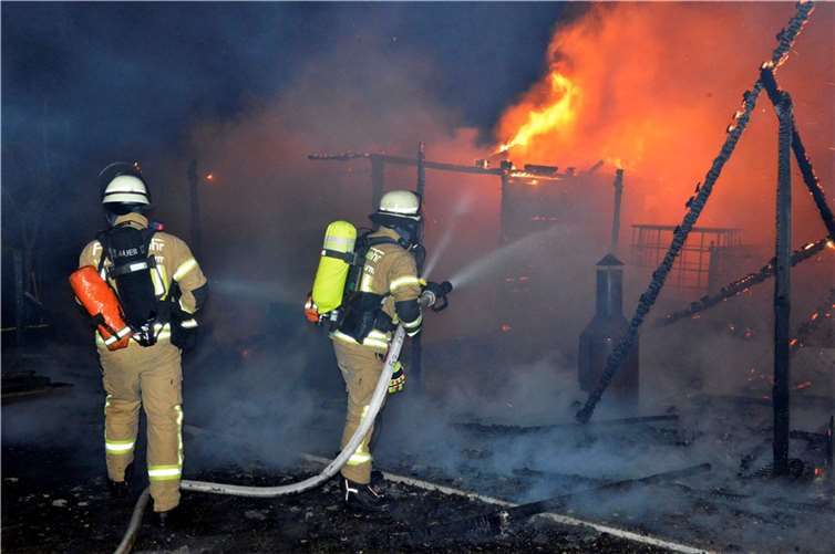 Das Gartenhaus fiel gänzlich den Flammen zum Opfer.