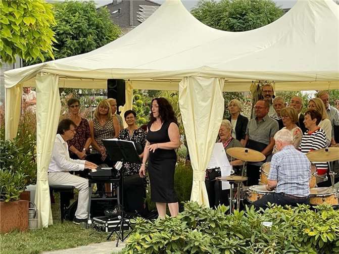 Das Gartenkonzert der Singgemeinschaft fand trotz Regen ohne Unterbrechung statt.  Foto: privat