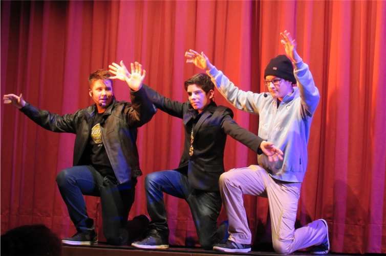 Das Gaunertrio Ratte, Pistolen-Paule und Ede hatte es auf die Spieluhr mit dem Diamanten abgesehen.