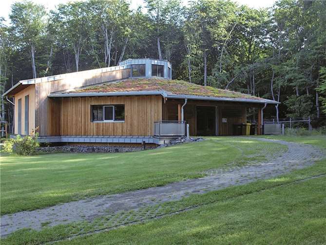 Das Gebäude der ULS steht für Nachhaltigkeit und Kreislaufwirtschaft. Verbaut wurden Holzarten aus der Region wie Fichte, Douglasie und Eiche.