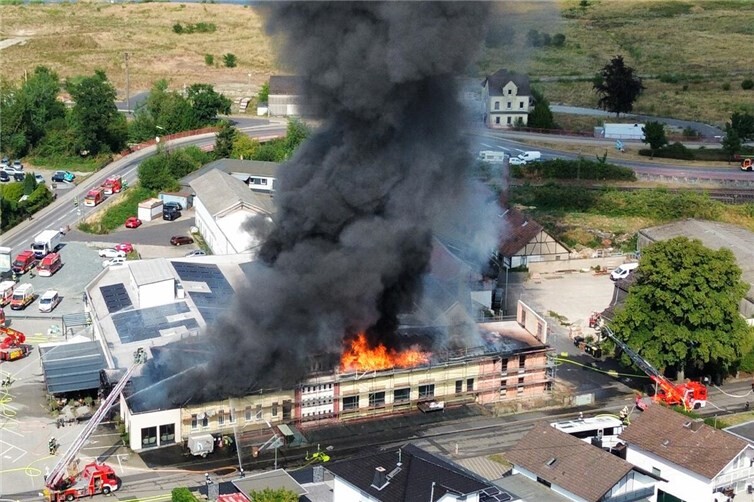 Das Gebäude in der Bunzlauer Straße geriet am Freitagnachmittag in Brand. Foto: Winkler TV