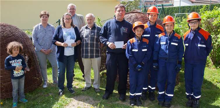 Das Geburtstagskind Heinz Meerkamp wird eingerahmt von Andrea Wirtgen und Christian Siebenaller (jeweils mit Briefumschlag). Mit dabei die Helfer von Heinz Meerkamp, Kinder des Kindergartens und Mitglieder der Jugendfeuerwehr. Feuerwehr der VG Dierdorf