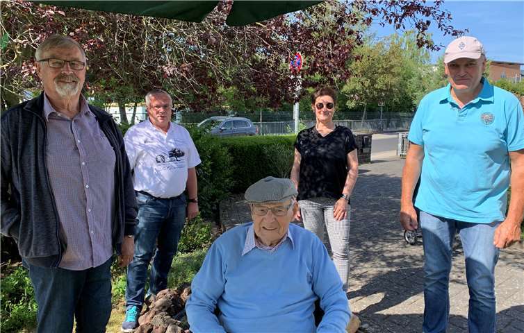 Das Geburtstagskind freute sich über den Besuch der Handballer.Foto: privat