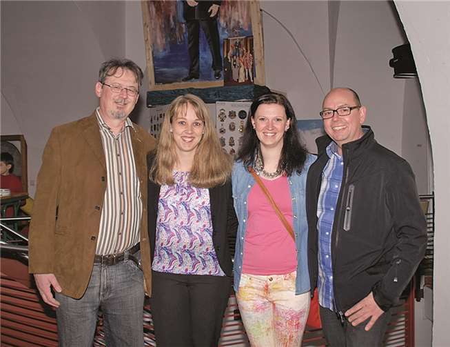 Eigene Mützen den Ausstellungspuppen aufgesetzt Das Gefolge blieb auch hier dem Tollitätenpaar treu an der Seite (v.l.): Edgar Friedrich (Barde), Stephanie Breuer-Treis (Pagin), Kerstin Kreuter (Pagin) und Jürgen Helmer (Hofnarr).