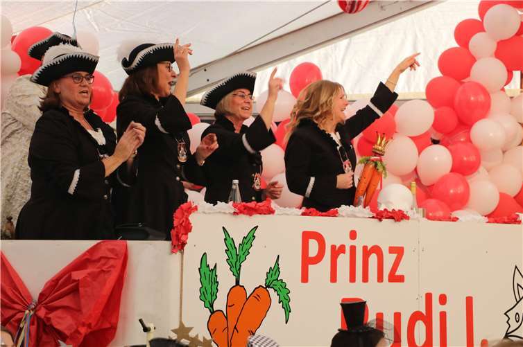 Das Gefolge des Prinzen sorgte von der Bühne herab für mächtig Stimmung.