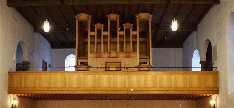 Das Gehäuse und der Spieltisch der neuen Orgel stehen bereits auf der Empore.Privat