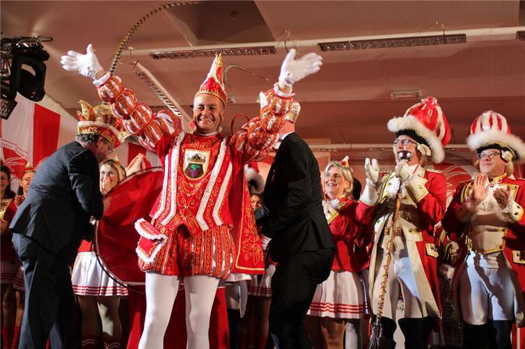 Das Geheimnis ist gelüftet! Prinz Michael I. (Holzem) ist neuer Karnevalsprinz von Heimersheim! Fotos: DU