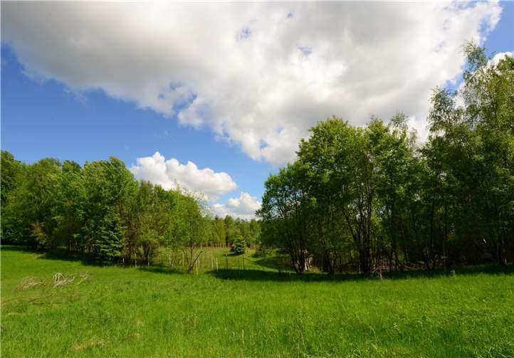 Das Gelände liegt inmitten des europäischen FFH-Schutzgebietes „Montabaurer Höhe“ und im Naturpark Nassau.