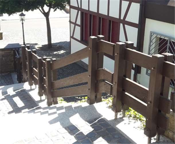 Das Geländer am Aufgang zur Gartenstraße hat einen neuen Anstrich erfahren.