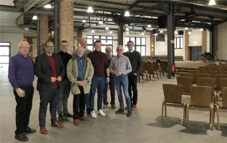 Das Gemeindezentrum der Ev. Freikirche besichtigt: Gerhard Neumann, Jan Petry, Pastor Klaus Kunke, Romed H. Kaufhold, Stefan Busch, Pastor Waldemar Rogalsky, Erich Boden Wolfgang Hardt und Pastor Viktor Repsch.  Foto: Gerhard Neumann