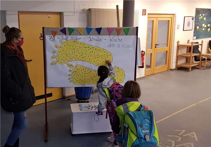 Das Gemeinschaftsbild zur Aktion entsteht.Fotos: Grundschule am Blauen See