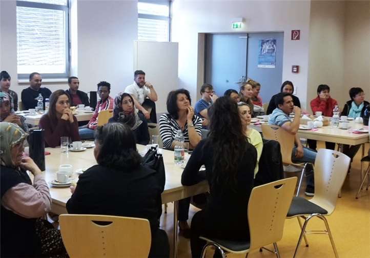 Das Generationenfrühstück lädt nicht nur zum geselligen Beisammensein ein, sondern bietet immer auch Informationen und Stoff für angeregte Diskussionen.  privat